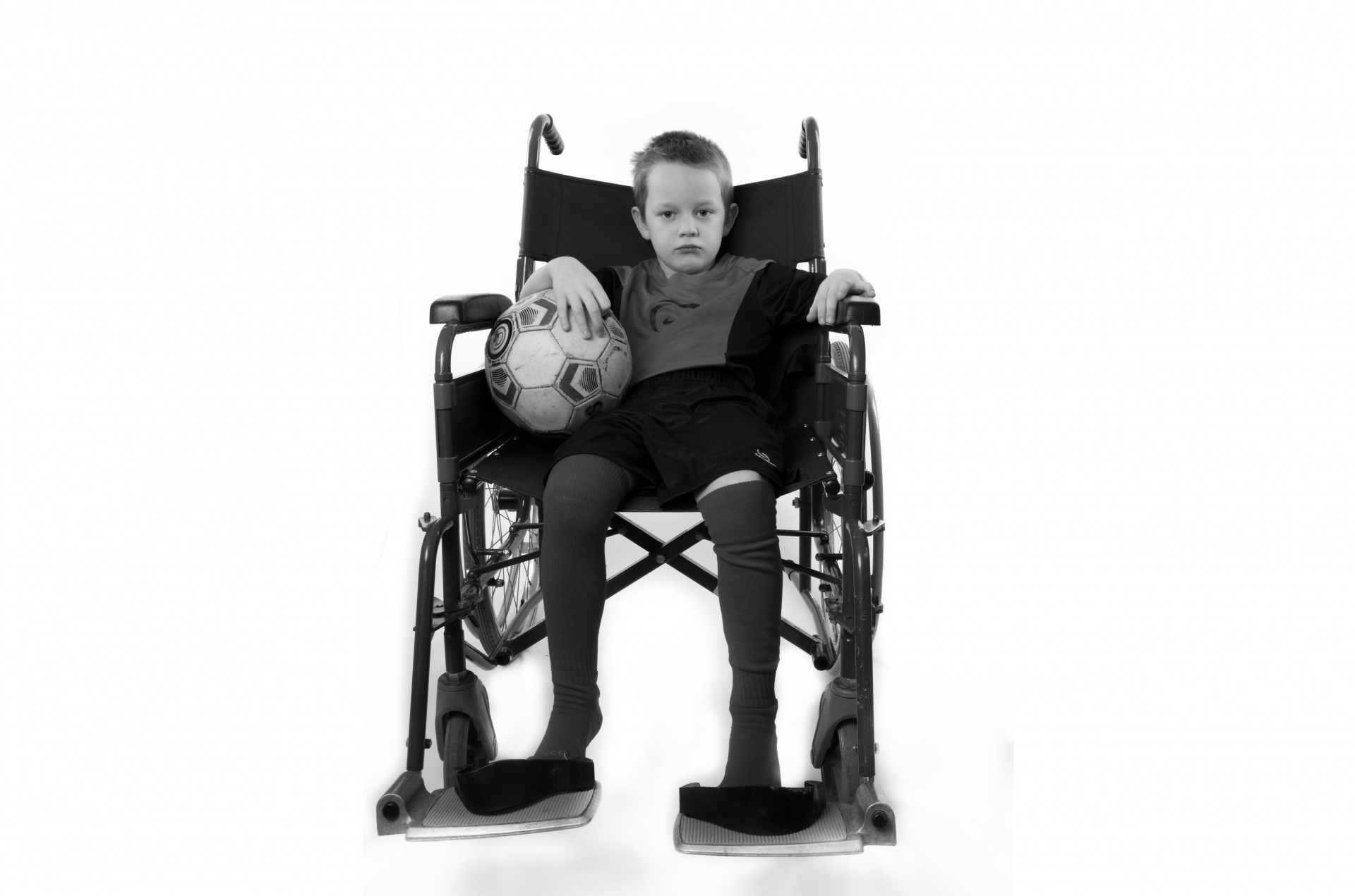 Люди с церебральным параличом. Мальчик в инвалидной коляске. Коляска для инвалидов. Ребенок в инвалидном кресле. Грустный инвалид.